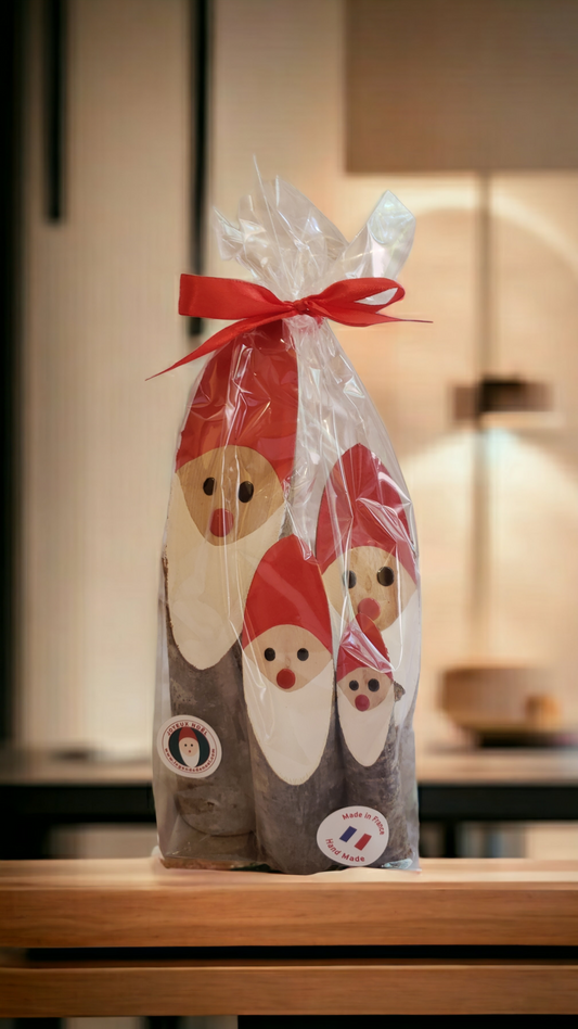 4 wooden Santa Claus