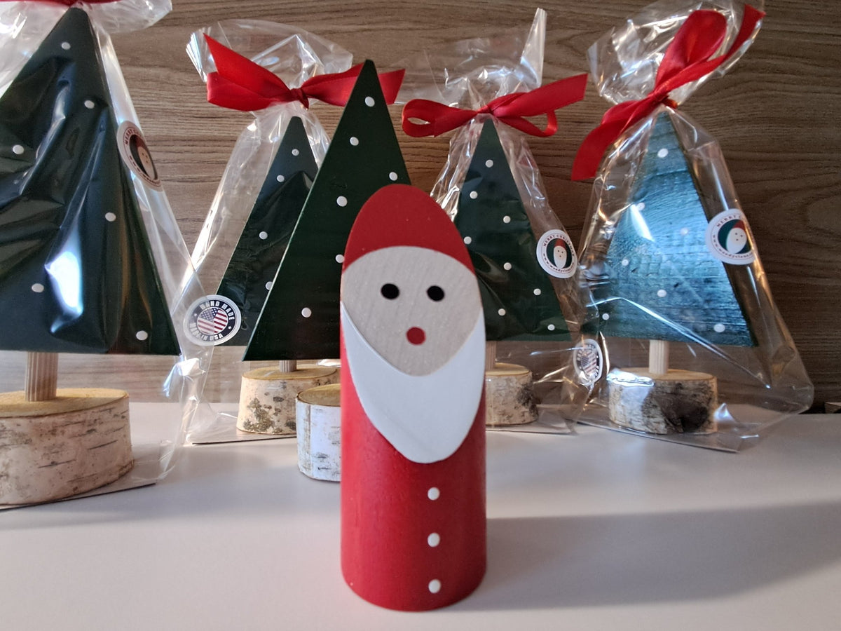 Little wooden Santa Claus, hand-carved from beechwood